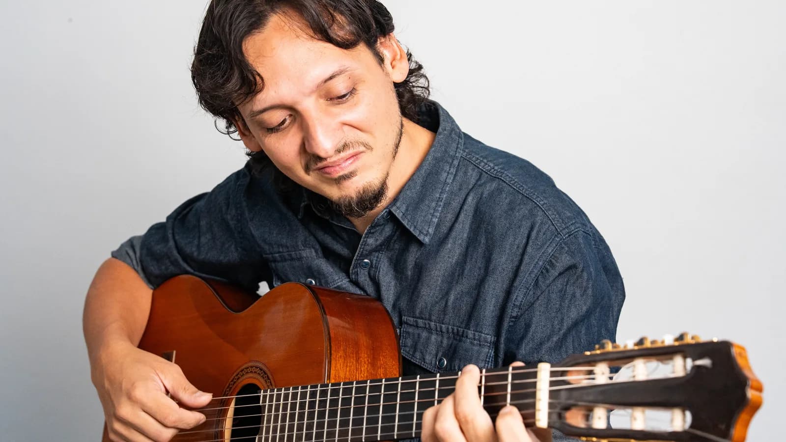 Juan Nieva tocando la guitarra