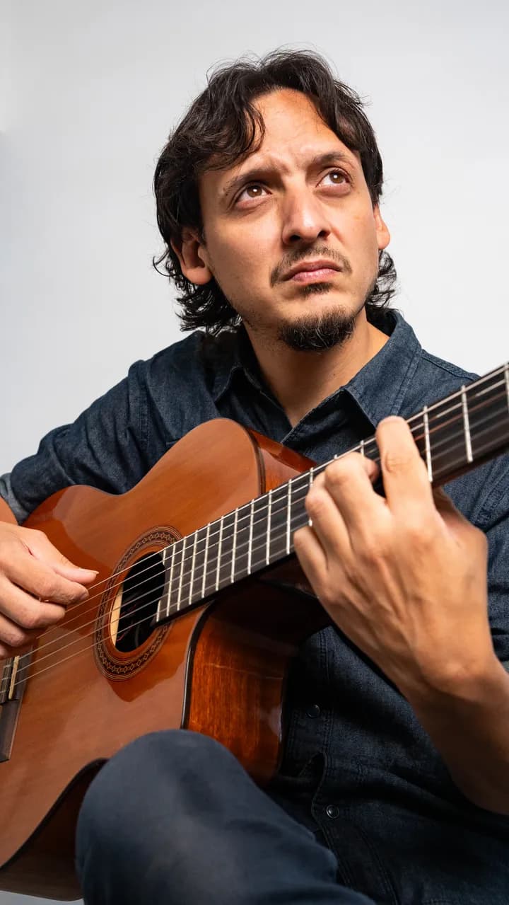 Juan Nieva con su guitarra