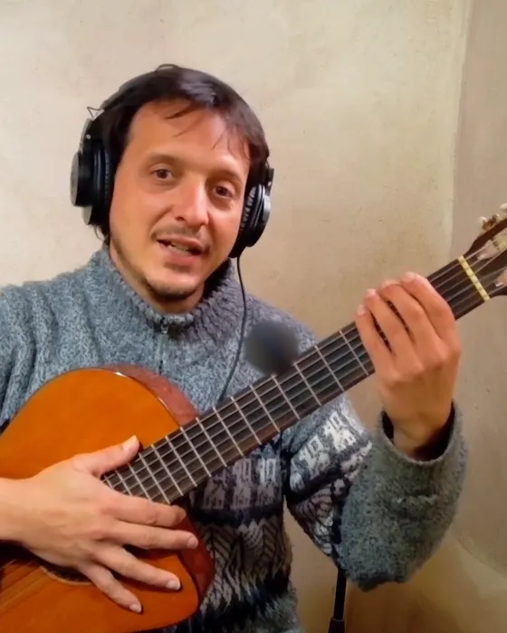 Juan explicando el rasgueo con la guitarra