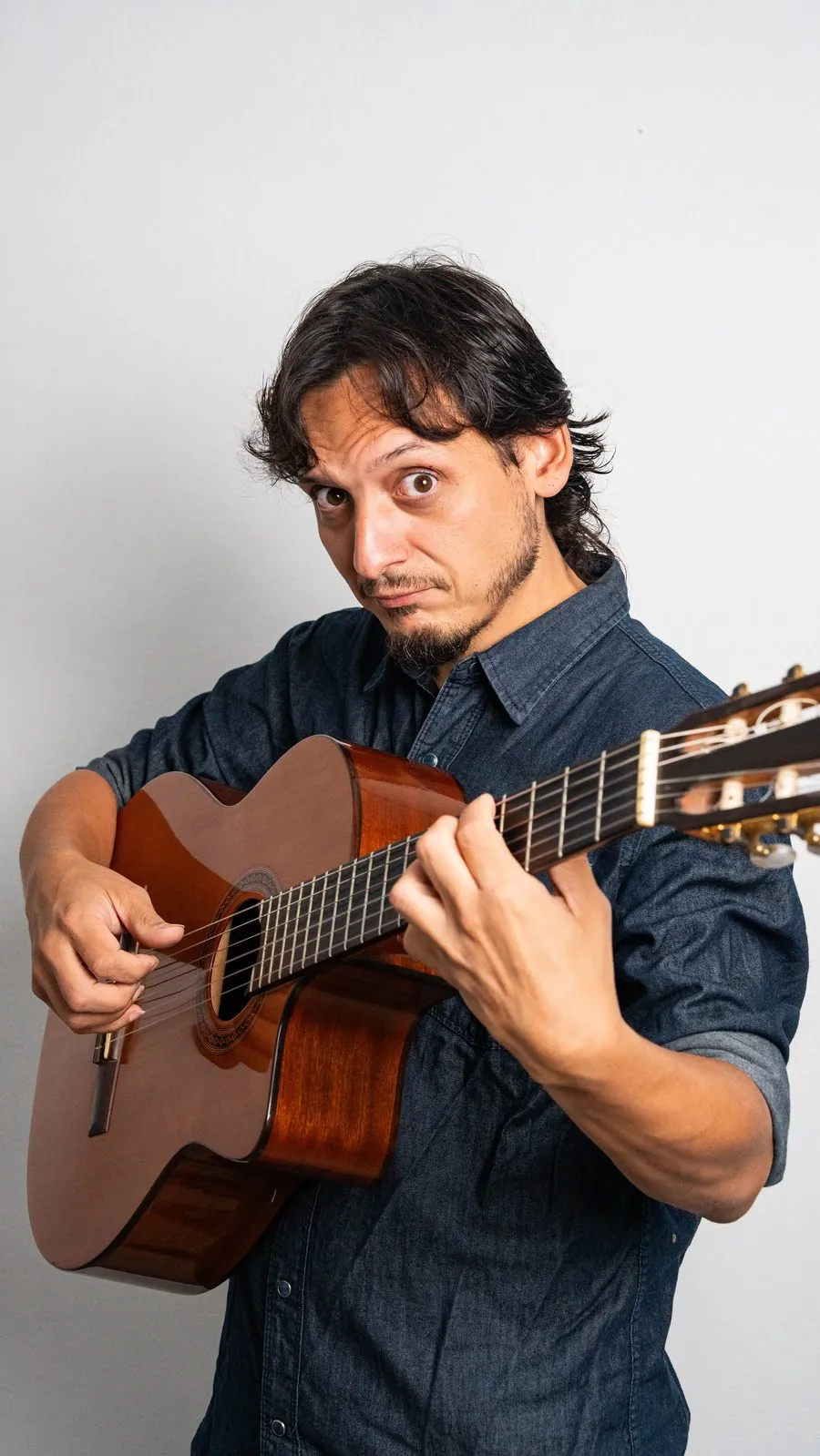 Juan Nieva tocando guitarra